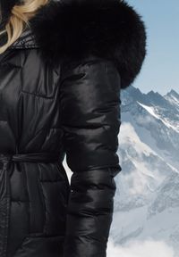 Born2be - Czarna Pikowana Kurtka o Długim Kroju Ozdobiona Paskiem i Odpinanym Futerkiem Milirra. Okazja: na spacer. Kolor: czarny. Materiał: futro. Długość: długie. Wzór: aplikacja. Styl: wizytowy, elegancki #7