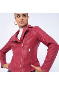 Wittchen - Damska ramoneska z ekoskóry z pikowaną wstawką różowa. Okazja: do pracy, na co dzień. Kolor: różowy. Materiał: skóra ekologiczna. Wzór: geometria. Styl: klasyczny, casual, elegancki #3