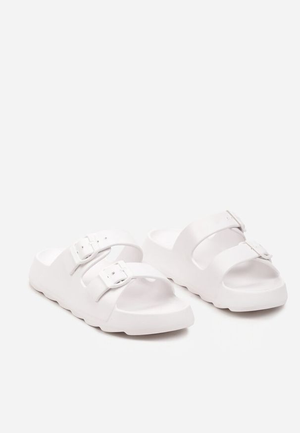 Renee - Białe Piankowe Płaskie Klapki z Klamrami Chrissi. Kolor: biały. Materiał: len. Sezon: lato. Obcas: na obcasie. Styl: elegancki. Wysokość obcasa: niski