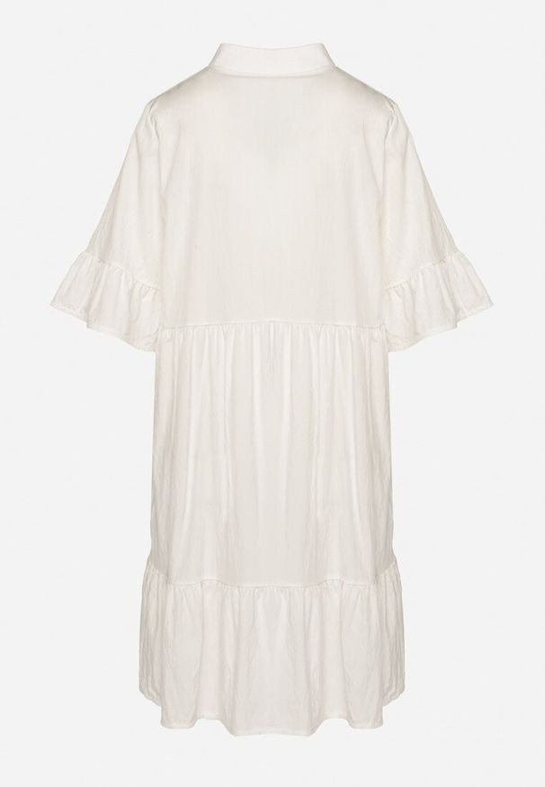 Born2be - Biała Sukienka Rozkloszowana z Wiskozą Ozdobiona Falbanami Eviriane. Okazja: na co dzień. Typ kołnierza: dekolt w serek. Kolor: biały. Materiał: wiskoza. Wzór: aplikacja. Typ sukienki: proste. Styl: casual