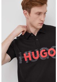 Hugo - HUGO polo bawełniane kolor czarny z nadrukiem. Typ kołnierza: polo. Kolor: czarny. Materiał: bawełna. Długość: krótkie. Wzór: nadruk