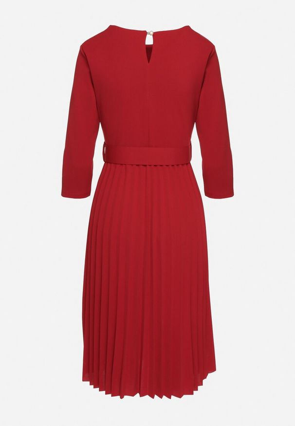 Born2be - Bordowa Rozkloszowana Sukienka z Plisami i Paskiem z Klamrą Lennoria. Okazja: do pracy, na spotkanie biznesowe. Kolor: czerwony. Typ sukienki: rozkloszowane. Styl: elegancki, biznesowy