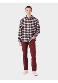 Wrangler - WRANGLER GREENSBORO MĘSKIE SPODNIE MATERIAŁOWE MATERIAŁ DAHLIA 112341456 W15Q016299. Materiał: materiał