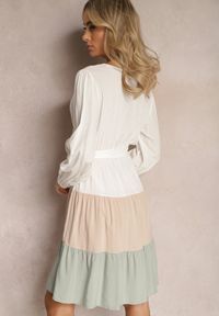Renee - Biało-Zielona Sukienka Mini z Paskiem i Gumką w Talii z Kopertowym Dekoltem Joxa. Kolor: biały. Typ sukienki: kopertowe. Długość: mini