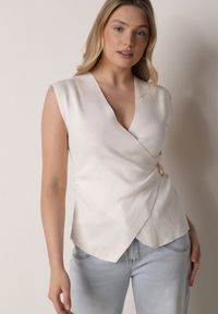 Born2be - Biała Bluzka z Wiskozą Kopertowym Dekoltem i Metalową Klamrą z Boku Sanviel. Kolor: biały. Materiał: wiskoza #5