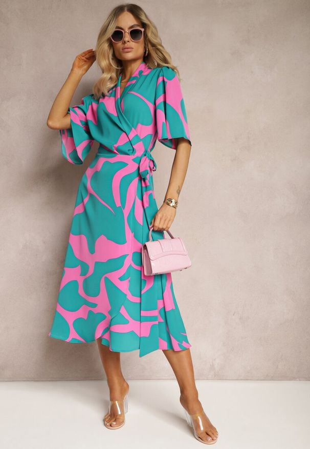 Renee - Niebiesko-Różowa Sukienka o Kopertowym Fasonie z Wiązaniem w Talii Uzilena. Okazja: na co dzień. Kolor: niebieski. Materiał: materiał. Typ sukienki: kopertowe. Styl: casual, elegancki