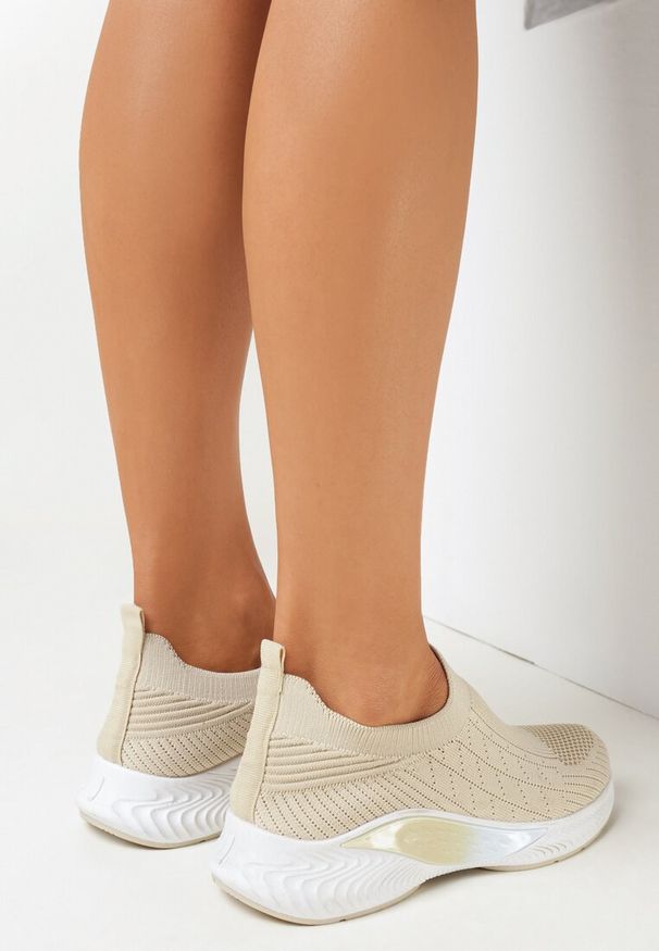 Born2be - Beżowe Buty Sportowe z Elastyczną Cholewką i Ozdobną Podeszwą Pilly. Wysokość cholewki: przed kostkę. Zapięcie: bez zapięcia. Kolor: beżowy. Materiał: materiał. Szerokość cholewki: normalna. Obcas: na płaskiej podeszwie