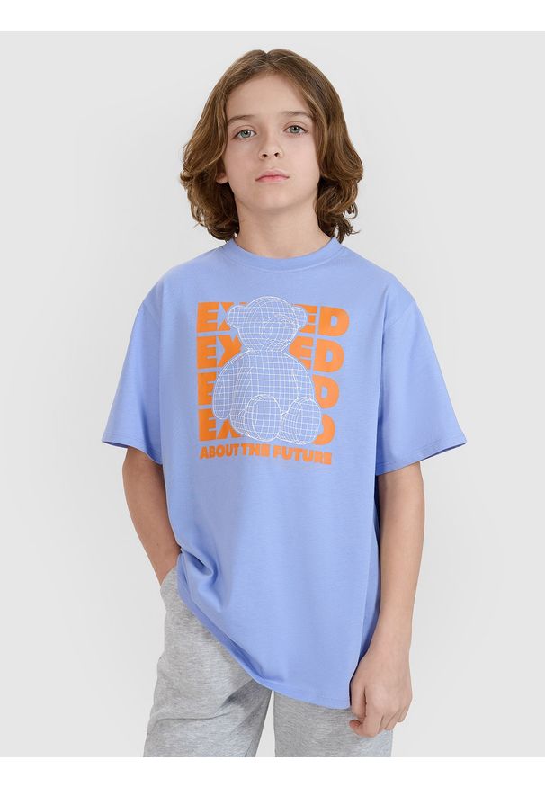 4f - 4F T-shirt oversize z nadrukiem chłopięcy - niebieski 152 (11-12 lat). Okazja: na co dzień. Kolor: niebieski. Materiał: dzianina, bawełna, jersey. Długość rękawa: krótki rękaw. Długość: krótkie. Wzór: nadruk. Sezon: lato. Styl: klasyczny, sportowy, casual
