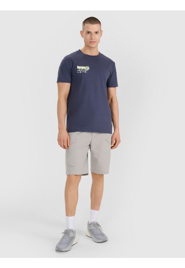 4f - 4F T-shirt regular z nadrukiem męski - szary M. Okazja: na co dzień. Kolor: szary. Materiał: bawełna, jersey, materiał. Długość rękawa: krótki rękaw. Długość: krótkie. Wzór: nadruk. Styl: sportowy, casual, elegancki, klasyczny