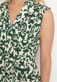 Born2be - Zielona Wiskozowa Sukienka z Gumką w Pasie Zapinana na Guziki z Materiałowym Paskiem Giselia. Okazja: na co dzień. Typ kołnierza: dekolt w serek. Kolor: zielony. Materiał: materiał, wiskoza. Długość rękawa: krótki rękaw. Styl: casual, elegancki #2