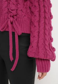 Born2be - Fuksjowy Klasyczny Sweter ze Ściągaczami i Ozdobnym Sznurowaniem Nabira. Kolor: różowy. Styl: klasyczny #3