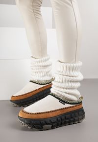 Born2be - Beżowe Niskie Śniegowce na Grubej Tłoczonej Podeszwie Arevire. Okazja: na co dzień. Kolor: beżowy. Materiał: jeans. Styl: casual #1