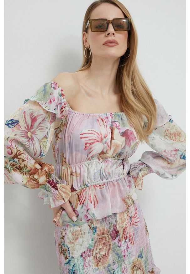 Guess bluzka damska kolor różowy wzorzysta. Okazja: na co dzień. Typ kołnierza: dekolt hiszpanka. Kolor: różowy. Materiał: tkanina. Długość rękawa: długi rękaw. Długość: długie. Styl: casual