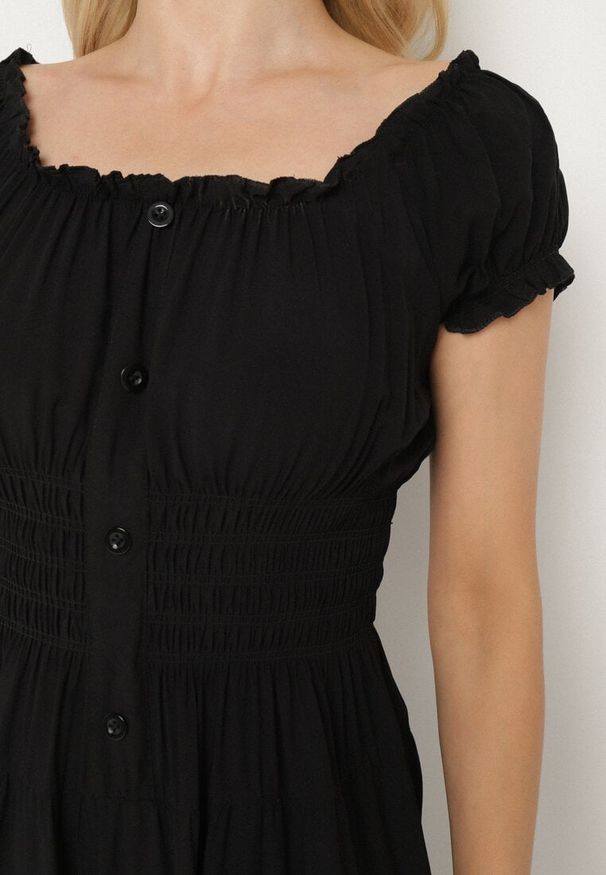 Born2be - Czarna Bawełniana Rozkloszowana Sukienka z Guzikami i Bufiastymi Rękawami Annivi. Okazja: na co dzień. Kolor: czarny. Materiał: bawełna. Styl: klasyczny, casual, elegancki