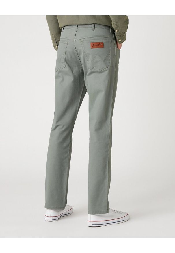 Wrangler - SPODNIE MĘSKIE WRANGLER TEXAS WREATH GREEN W121W3G29 112126234