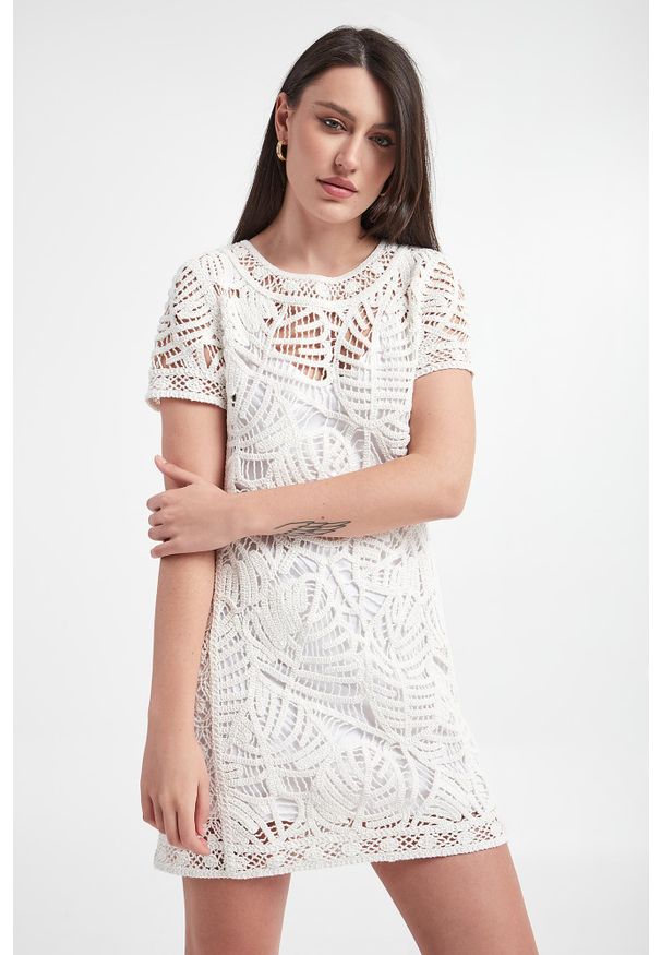 Twinset Milano - Sukienka szydełkowa TWINSET. Materiał: dzianina, bawełna. Długość rękawa: na ramiączkach. Wzór: aplikacja. Typ sukienki: proste. Długość: mini