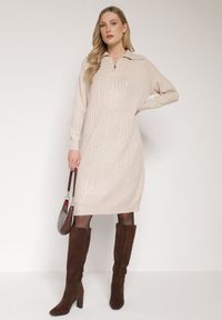 Born2be - Jasnobeżowa Sweterkowa Sukienka Pudełkowa z Bawełną i Wełną Ozdobiona Suwakiem Reimia. Okazja: na co dzień. Kolor: beżowy. Materiał: wełna, bawełna. Wzór: aplikacja. Styl: casual, klasyczny #5