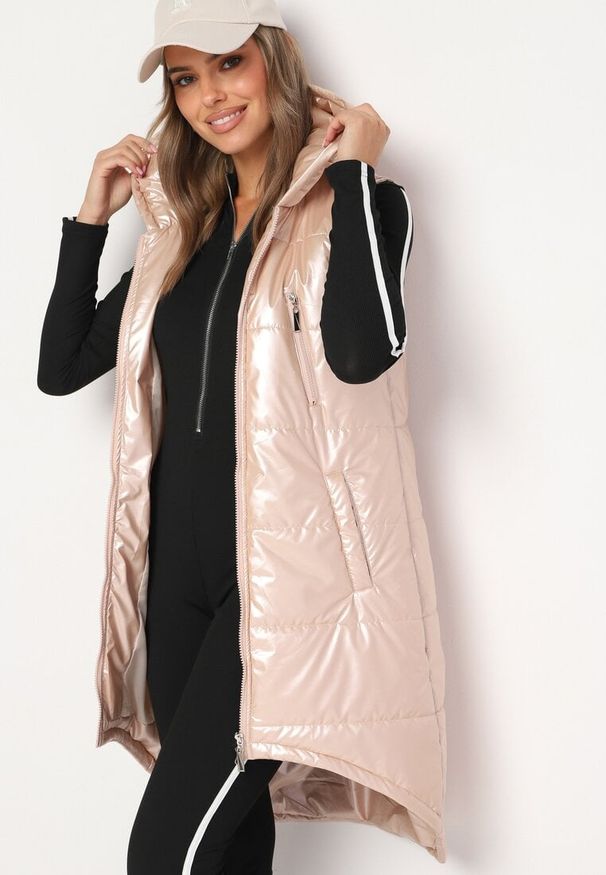 Born2be - Beżowa Długa Kamizelka z Kapturem Ozdobiona Imitacją Kieszeni Mavaria. Typ kołnierza: kaptur. Kolor: beżowy. Materiał: jeans. Długość: długie. Wzór: aplikacja. Sezon: wiosna, jesień. Styl: klasyczny, elegancki, sportowy