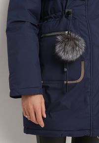 Born2be - Granatowa Kurtka Parka z Kapturem i Ozdobną Zawieszką Ściągana w Pasie Zerilie. Okazja: na co dzień, na spacer. Typ kołnierza: kaptur. Kolor: niebieski. Materiał: jeans. Styl: klasyczny, casual, elegancki #7