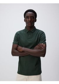 Reserved - Polo slim z bawełny pima - ciemnozielony. Typ kołnierza: polo. Kolor: zielony. Materiał: bawełna