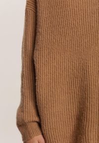 Renee - Ciemnobeżowy Golf Oversize Malia. Okazja: na co dzień. Typ kołnierza: golf. Kolor: brązowy. Materiał: wiskoza, skóra, jeans. Długość rękawa: długi rękaw. Długość: długie. Wzór: ze splotem. Styl: casual #5