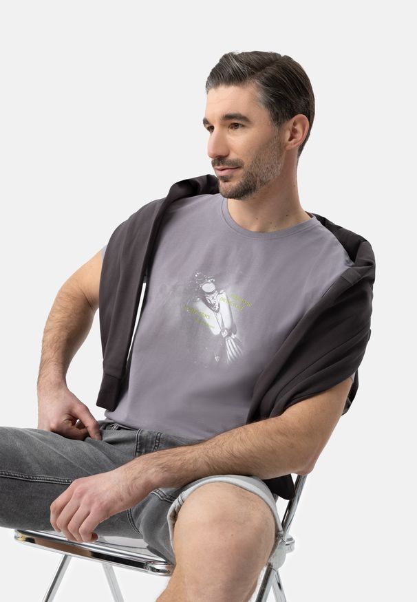 Volcano - T-shirt z motocyklem T-MILE. Materiał: bawełna, jeans, materiał. Długość rękawa: krótki rękaw. Długość: krótkie. Wzór: nadruk. Styl: klasyczny