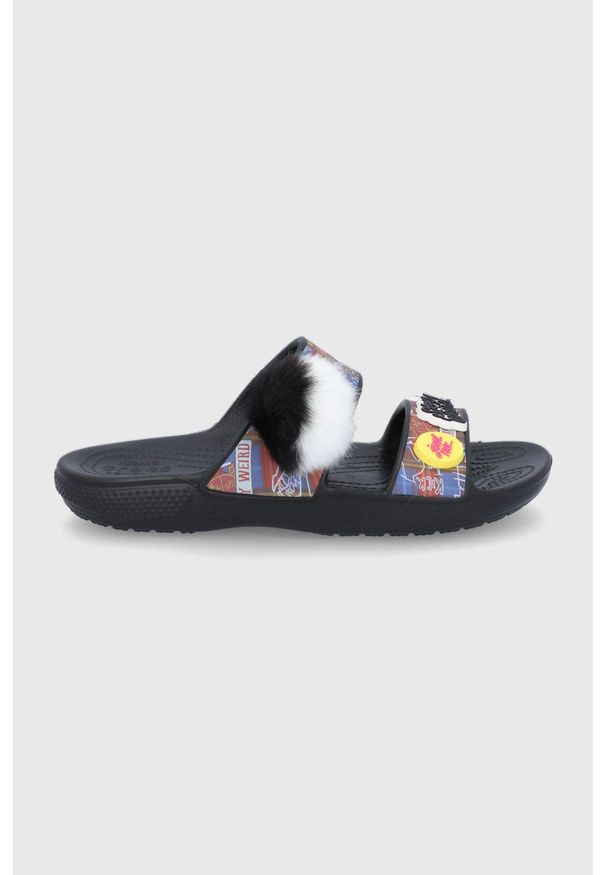 Crocs - Klapki X Cruella. Kolor: czarny. Materiał: materiał, guma. Obcas: na obcasie. Wysokość obcasa: niski