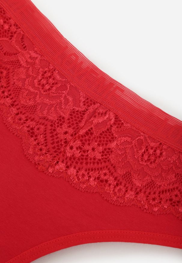 Born2be - Czerwone Majtki Stringi z Bawełną Ozdobione Koronką Thelanthe. Kolor: czerwony. Materiał: bawełna, koronka. Wzór: aplikacja, koronka