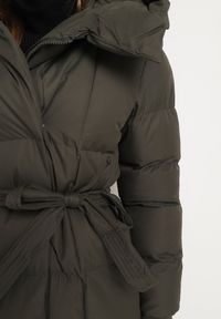 Born2be - Ciemnozielona Długa Kurtka Pikowana z Kapturem i Wysokim Kołnierzem Wiązana w Talii Zevrira. Okazja: na co dzień. Typ kołnierza: kaptur. Kolor: zielony. Materiał: jeans, materiał. Długość: długie. Styl: klasyczny, casual, elegancki, sportowy #7