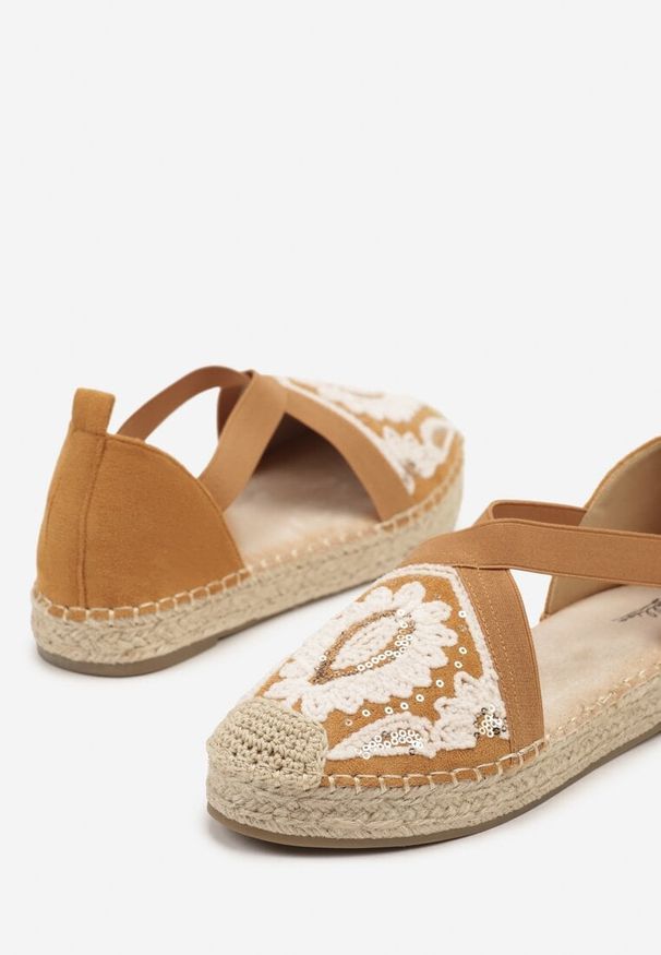 Born2be - Brązowe Espadryle z Gumką na Plecionej Podeszwie Zdobione Haftem Fodarilla. Okazja: na co dzień, na spacer. Kolor: brązowy. Materiał: koronka. Wzór: aplikacja, haft. Styl: boho, klasyczny, elegancki, casual