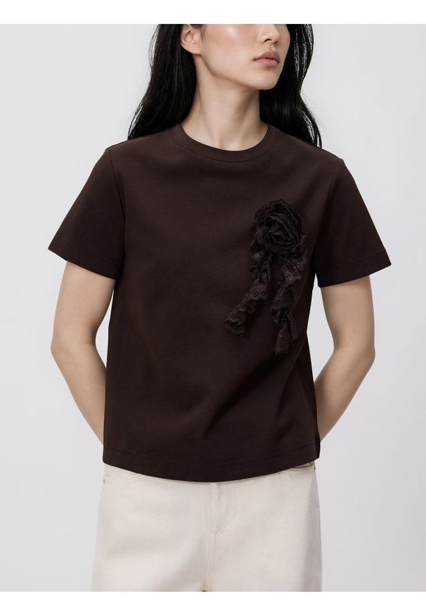 Reserved - T-shirt z kwiatową aplikacją - ciemnobrązowy. Kolor: brązowy. Materiał: bawełna, dzianina. Wzór: aplikacja, kwiaty