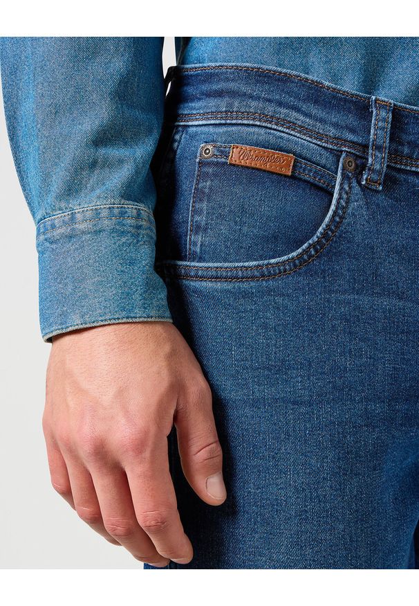 Wrangler - WRANGLER MĘSKIE SPODNIE JEANSOWE TEXAS SHADOW JEANS 112356851 W121017432. Okazja: na co dzień. Wzór: gładki. Styl: casual, klasyczny, sportowy