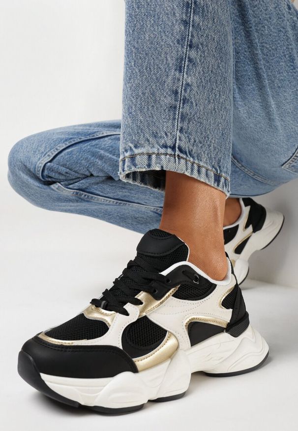 Born2be - Biało-Czarne Sneakersy na Grubej Podeszwie z Siateczką i Metalicznymi Wstawkami Terlimi. Okazja: na co dzień. Kolor: czarny