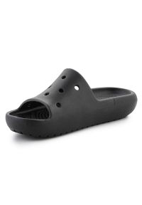 Klapki Crocs Classic Slide V2 209401-001 czarne. Okazja: na plażę, na spacer. Nosek buta: otwarty. Kolor: czarny. Materiał: materiał. Sezon: lato. Sport: pływanie, turystyka piesza
