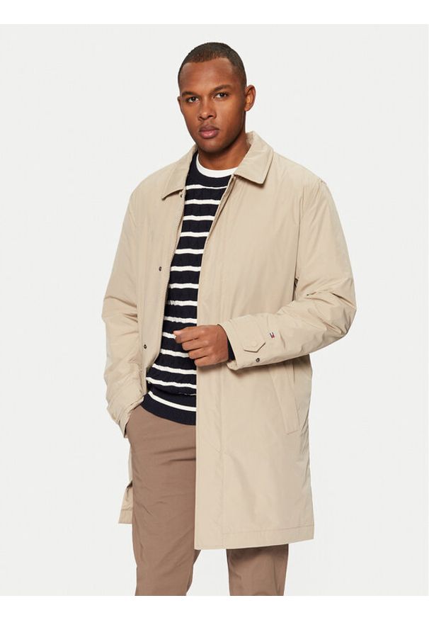 TOMMY HILFIGER - Tommy Hilfiger Płaszcz przejściowy MW0MW37651 Beżowy Regular Fit. Kolor: beżowy. Materiał: syntetyk