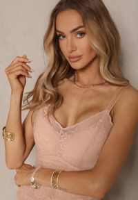 Renee - Beżowy Koronkowy Top w Bieliźnianym Stylu Liniluna. Okazja: na co dzień. Typ kołnierza: dekolt w kształcie V. Kolor: beżowy. Materiał: koronka. Długość rękawa: na ramiączkach. Styl: elegancki, casual