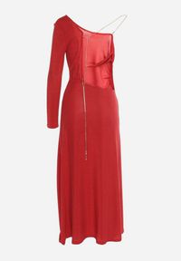 Born2be - Czerwona Sukienka Maxi o Asymetrycznym Kroju z Łańcuszkiem Verdisa. Kolor: czerwony. Wzór: aplikacja. Typ sukienki: asymetryczne. Styl: elegancki. Długość: maxi #3