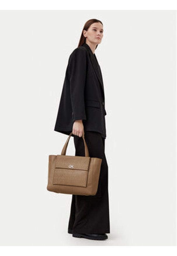 Calvin Klein Torebka Ck Medium Shopper W/Pocket_Mono K60K613136 Brązowy. Kolor: brązowy. Materiał: skórzane