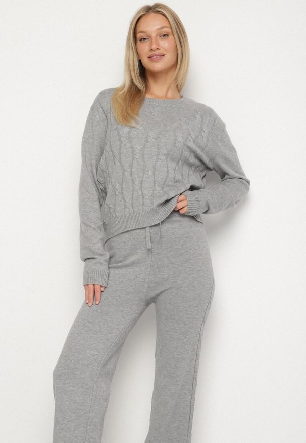 Born2be - Szary Dzianinowy Komplet z Wełną i Bawełną Sweter z Tłoczonym Wzorem i Spodnie Otivra. Kolor: szary. Materiał: dzianina, bawełna, wełna