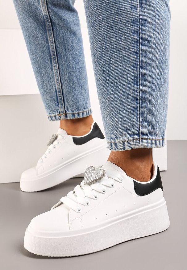 Born2be - Biało-Czarne Sznurowane Sneakersy na Grubej Podeszwie z Metalową Ozdobą i Cyrkoniami Cavendra. Nosek buta: okrągły. Kolor: biały. Materiał: materiał. Wzór: aplikacja. Obcas: na obcasie. Wysokość obcasa: niski