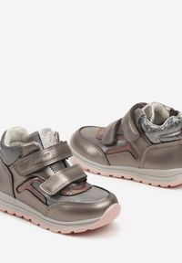 Born2be - Złote Botki Clibee w Stylu Sneakersów ze Skórzaną Wkładką Ozdobione Przeszyciami Romisya. Okazja: na uczelnię, na co dzień. Zapięcie: rzepy. Kolor: złoty. Materiał: skóra. Wzór: aplikacja. Styl: casual, elegancki