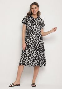 Born2be - Szaro-Czarna Bawełniana Sukienka o Koszulowym Kroju z Kieszeniami w Panterkę Iffanea. Okazja: na randkę, na spacer, na co dzień. Kolor: szary. Materiał: bawełna. Długość rękawa: krótki rękaw. Wzór: motyw zwierzęcy. Typ sukienki: koszulowe. Styl: casual, elegancki #1