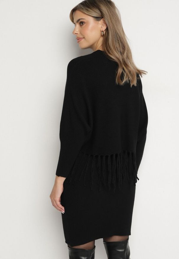 Born2be - Czarny Prążkowany Komplet z Wiskozą z Dopasowaną Sukienką i Bluzką z Frędzlami Vaithara. Kolor: czarny. Materiał: wiskoza, prążkowany