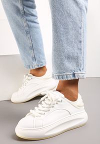 Renee - Białe Sneakersy na Platformie Ozdobione Wypukłą Wstawką Vinelli. Nosek buta: okrągły. Zapięcie: sznurówki. Kolor: biały. Materiał: materiał. Wzór: aplikacja. Obcas: na platformie. Wysokość obcasa: niski #4