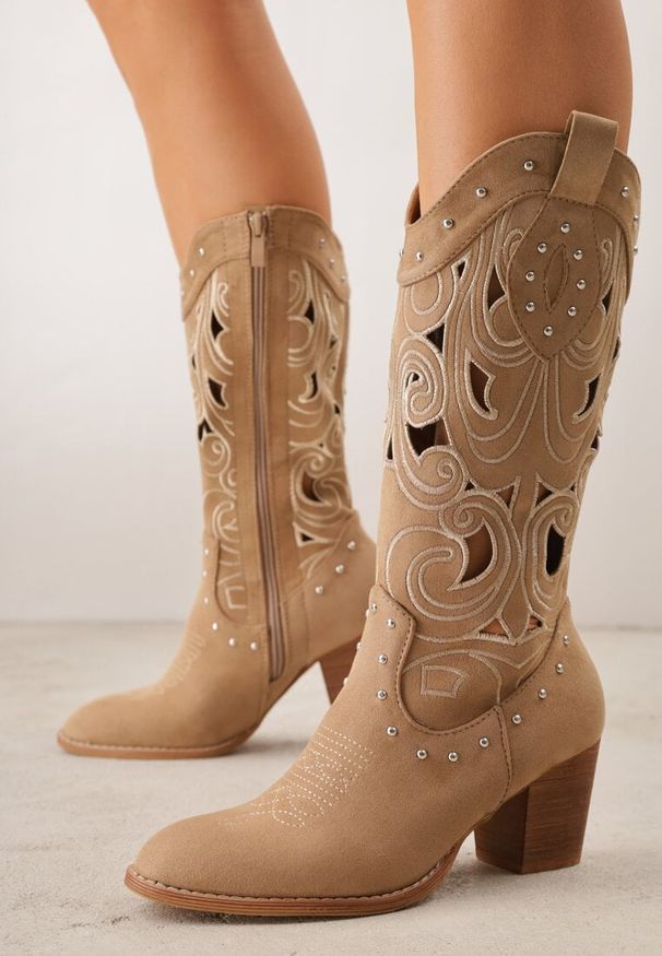Renee - Ciemnobeżowe Ażurowe Botki Kowbojki VICES na Stożku Zdobione Nitami Sennatea. Okazja: na spacer. Kolor: beżowy. Materiał: zamsz, jeans. Wzór: ażurowy, aplikacja. Sezon: lato. Obcas: na stożku. Styl: elegancki, boho. Wysokość obcasa: średni