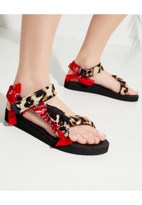 ARIZONA LOVE - Czerwone sandały Trekky w panterkę. Zapięcie: pasek. Kolor: brązowy. Materiał: materiał, bawełna. Wzór: motyw zwierzęcy