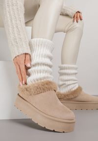 Renee - Ciemnobeżowe Krótkie Śniegowce na Platformie Ozdobione Futerkiem Sewlara. Okazja: na co dzień. Kolor: beżowy. Materiał: futro. Wzór: aplikacja. Obcas: na platformie. Styl: casual, street #2