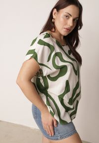 Born2be - Zielona Wiskozowa Bluzka Oversize z Krótkim Rękawem w Abstrakcyjny Wzór Ginedina. Okazja: na co dzień, na spotkanie biznesowe, do pracy. Kolor: zielony. Materiał: wiskoza. Długość rękawa: krótki rękaw. Długość: krótkie. Styl: biznesowy, casual, elegancki #4