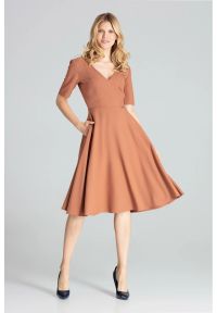 Sukienki.shop - Rozkloszowana sukienka midi z dekoltem V brązowa. Okazja: na imprezę, do pracy. Kolor: brązowy. Długość: midi #4