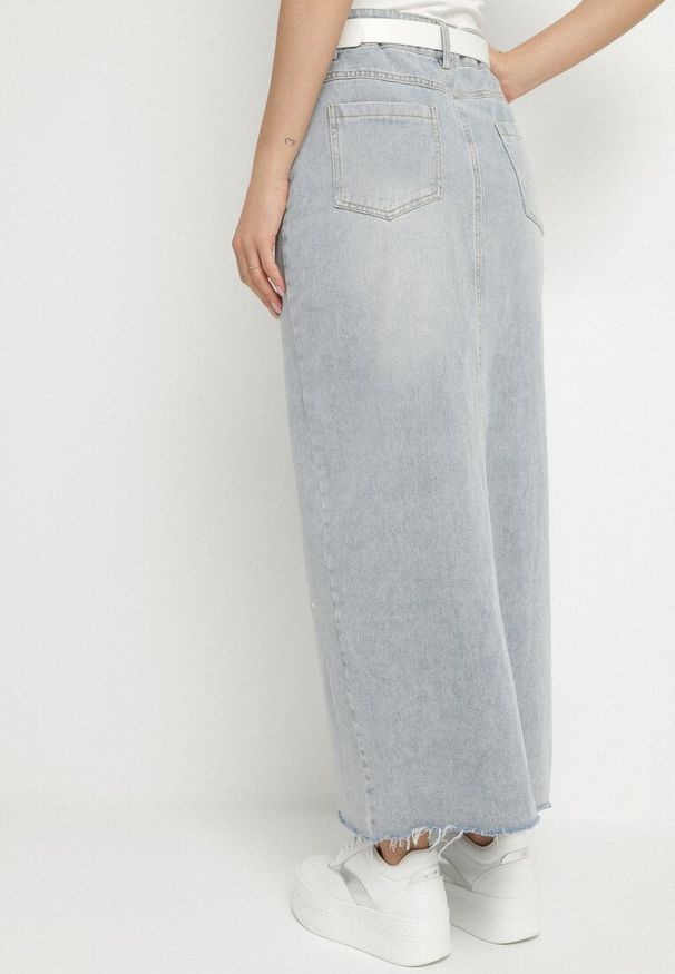 Born2be - Jasnoniebieska Ołówkowa Spódnica Jeansowa z Rozcięciem z Przodu Limirea. Okazja: na co dzień. Kolor: niebieski. Materiał: jeans. Styl: casual